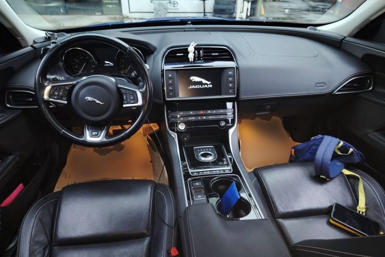 Used Jaguar XE 2015 2.0T 200 PS R-Sport Center Console