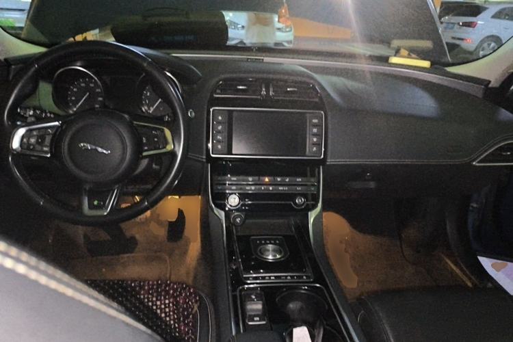 Used Jaguar XE 2015 2.0T 200 PS R-Sport Center Console