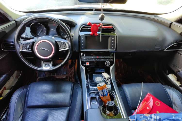Used Jaguar XE 2015 2.0T 200 PS R-Sport Center Console