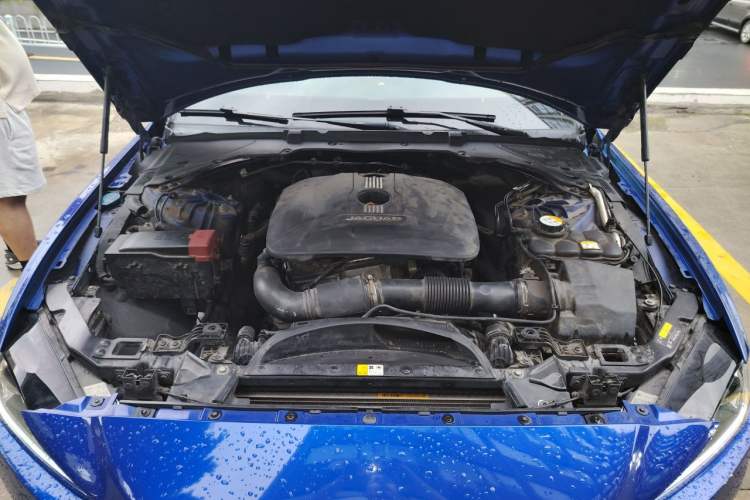 Used Jaguar XE 2015 2.0T 200 PS R-Sport Engine Bay