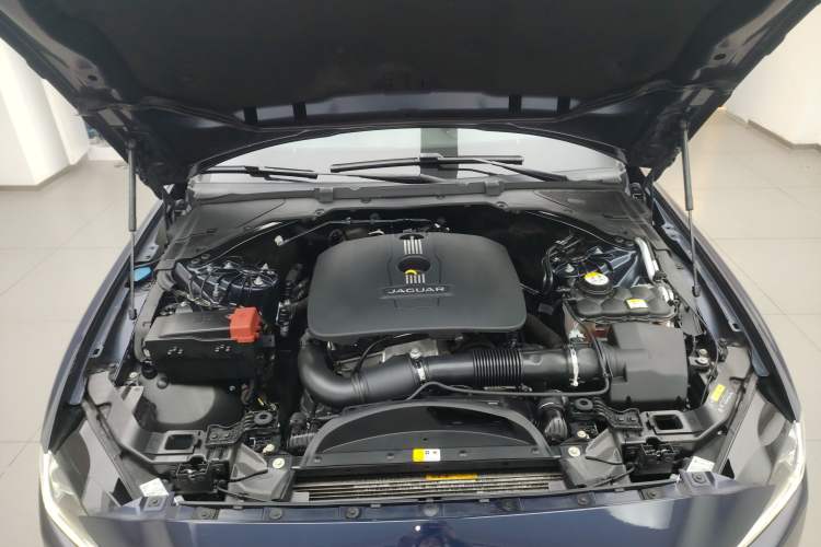 Used Jaguar XE 2015 2.0T 200 PS R-Sport Engine Bay