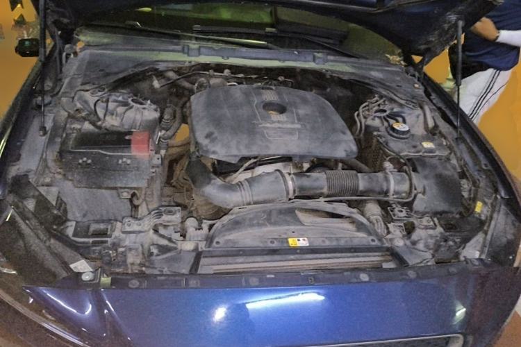 Used Jaguar XE 2015 2.0T 200 PS R-Sport Engine Bay