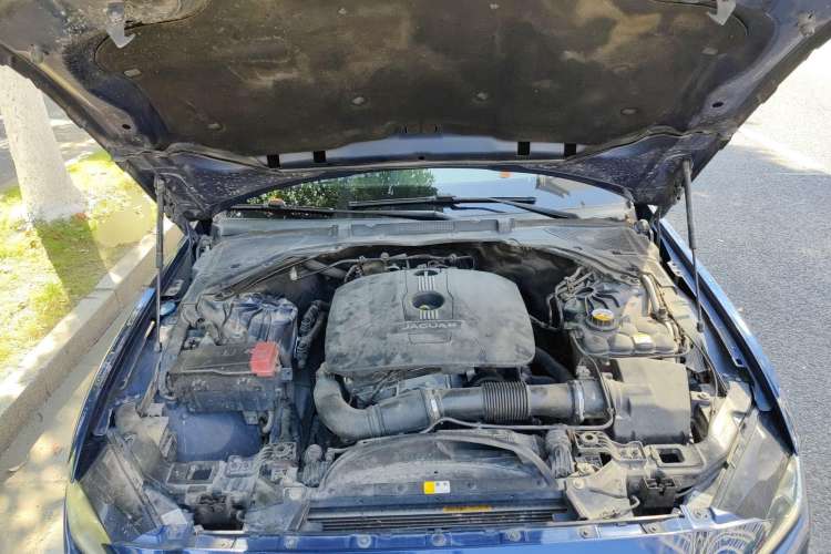 Used Jaguar XE 2015 2.0T 200 PS R-Sport Engine Bay