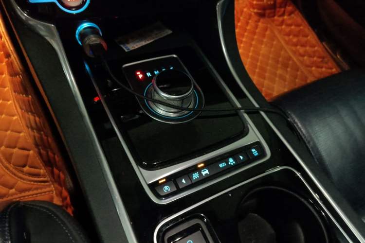 Used Jaguar XE 2015 2.0T 200 PS R-Sport Gear Lever