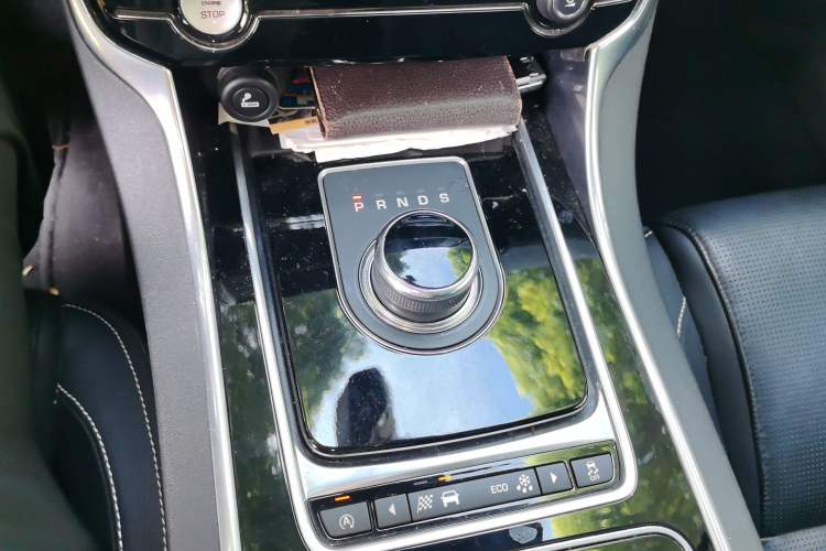Used Jaguar XE 2015 2.0T 200 PS R-Sport Gear Lever