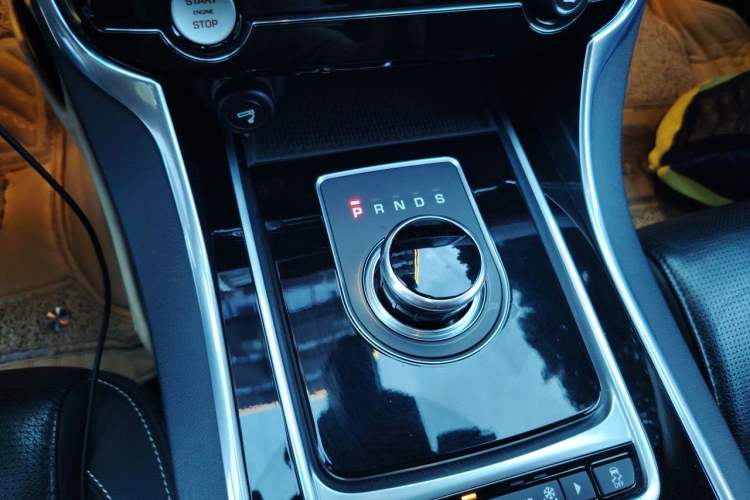 Used Jaguar XE 2015 2.0T 200 PS R-Sport Gear Lever