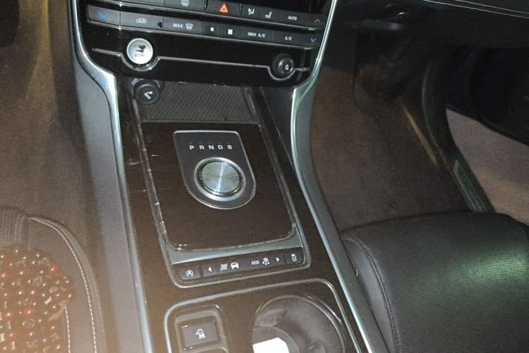 Used Jaguar XE 2015 2.0T 200 PS R-Sport Gear Lever
