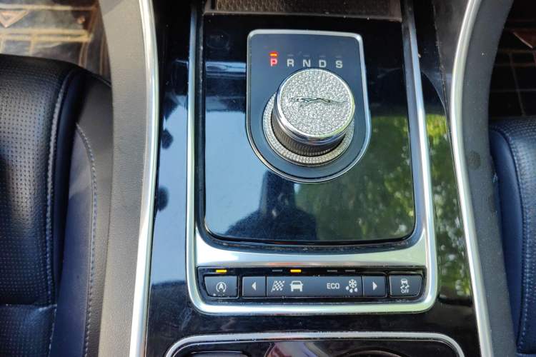 Used Jaguar XE 2015 2.0T 200 PS R-Sport Gear Lever