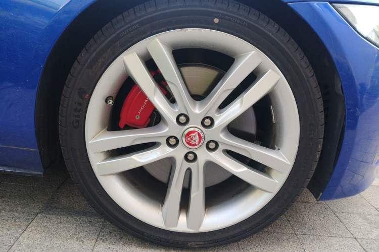 Used Jaguar XE 2015 3.0 SC 340 PS S Right Front Wheel Hub
