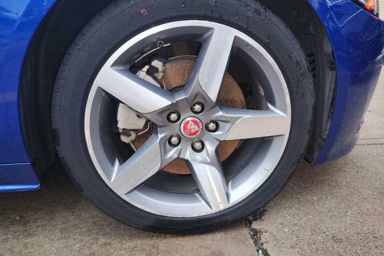 Used Jaguar XE 2015 2.0T 200 PS R-Sport Right Front Wheel Hub