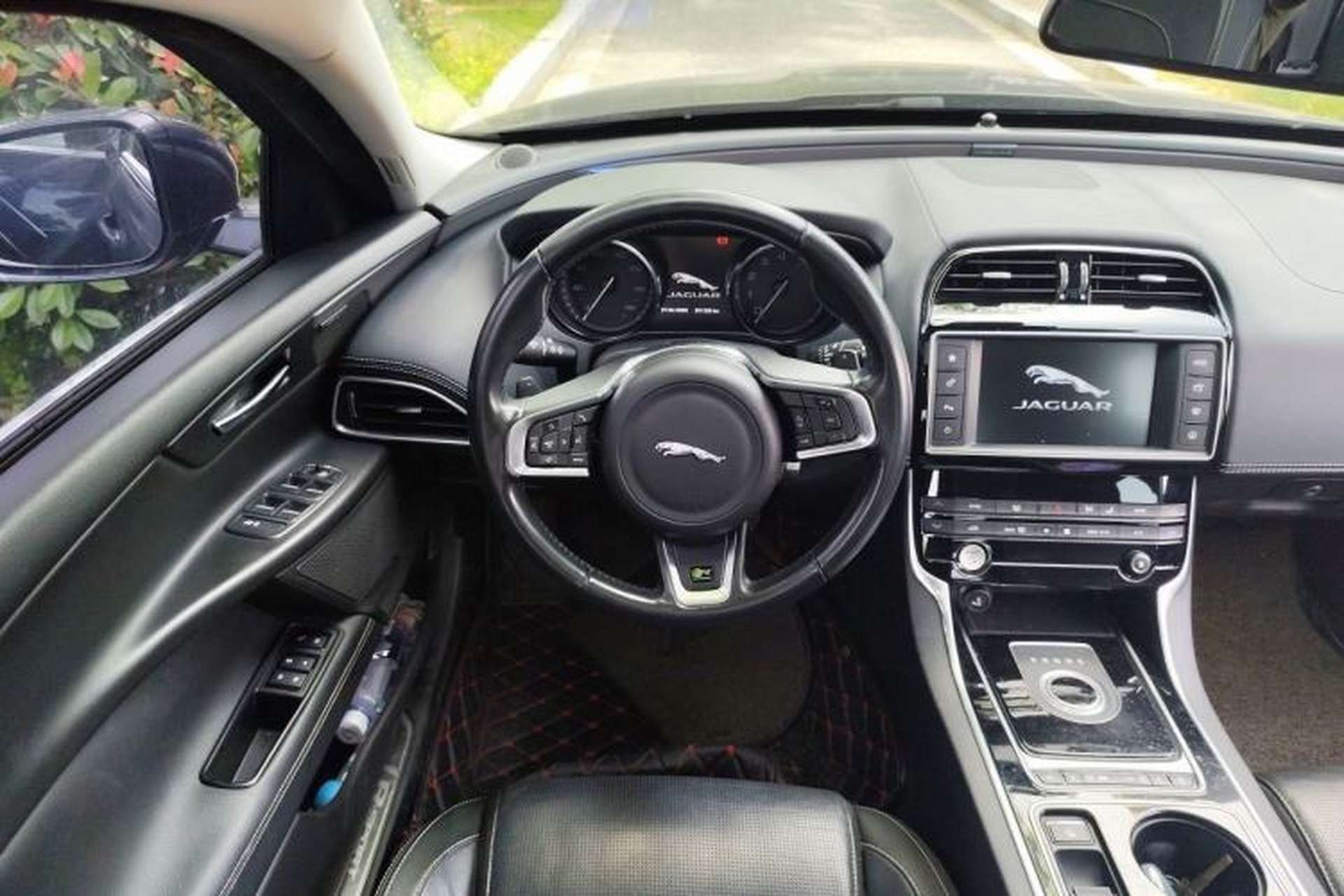 Used Jaguar XE 2015 2.0T 240 PS R-Sport Steering Wheel