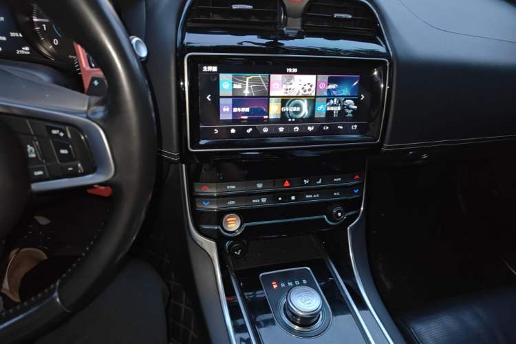 Used Jaguar XE 2015 2.0T 200 PS R-Sport Audio And AC Panel