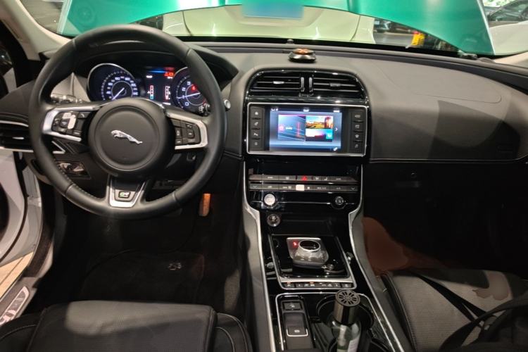 Used Jaguar XE 2015 2.0T 200 PS R-Sport Center Console