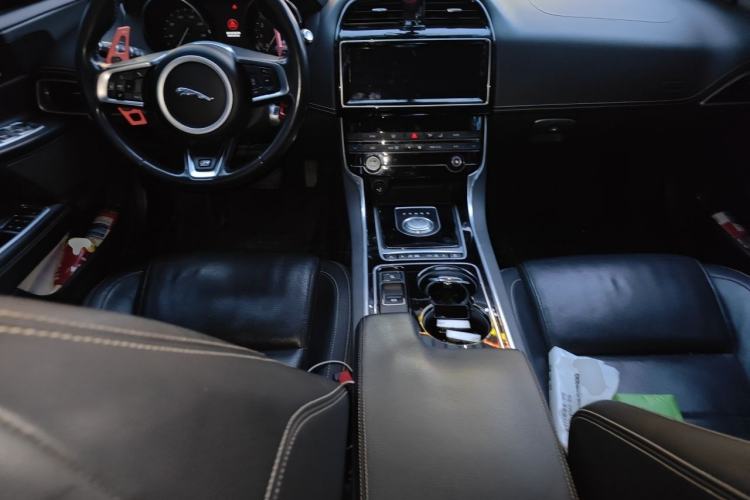 Used Jaguar XE 2015 2.0T 200 PS R-Sport Center Console