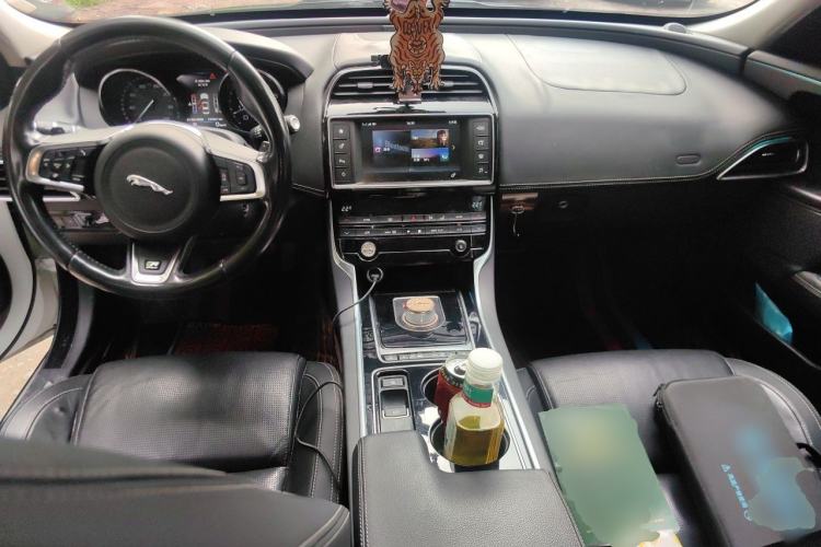 Used Jaguar XE 2015 2.0T 200 PS R-Sport Center Console