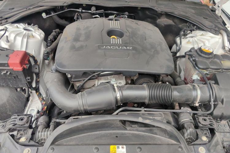 Used Jaguar XE 2015 2.0T 200 PS R-Sport Engine Bay