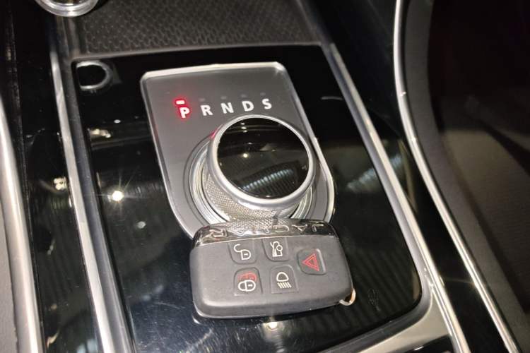 Used Jaguar XE 2015 2.0T 200 PS R-Sport Gear Lever
