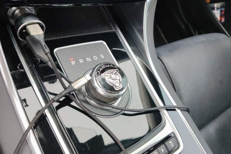 Used Jaguar XE 2015 2.0T 200 PS R-Sport Gear Lever