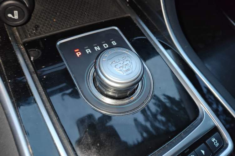 Used Jaguar XE 2015 2.0T 200 PS R-Sport Gear Lever