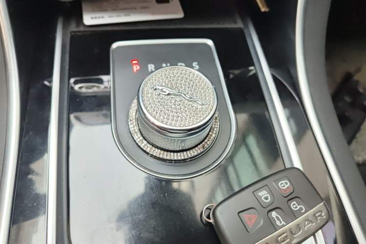 Used Jaguar XE 2015 2.0T 240 PS R-Sport Gear Lever