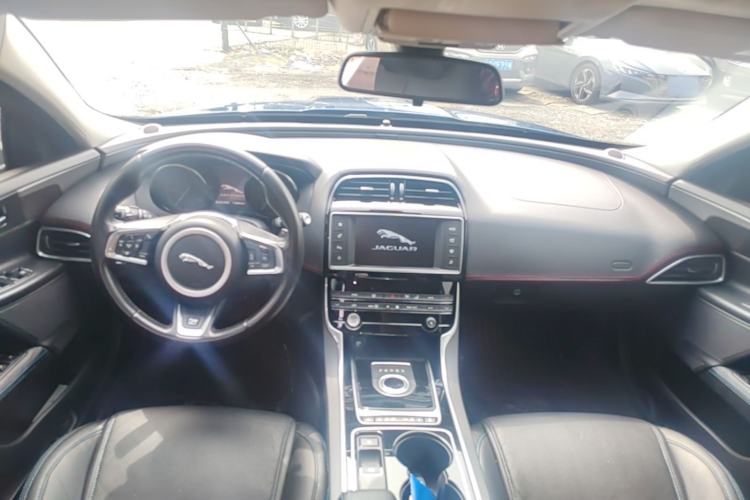 Used Jaguar XE 2015 2.0T 200 PS R-Sport Center Console