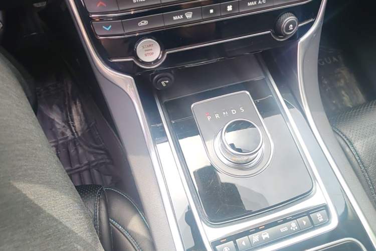 Used Jaguar XE 2015 2.0T 200 PS R-Sport Gear Lever