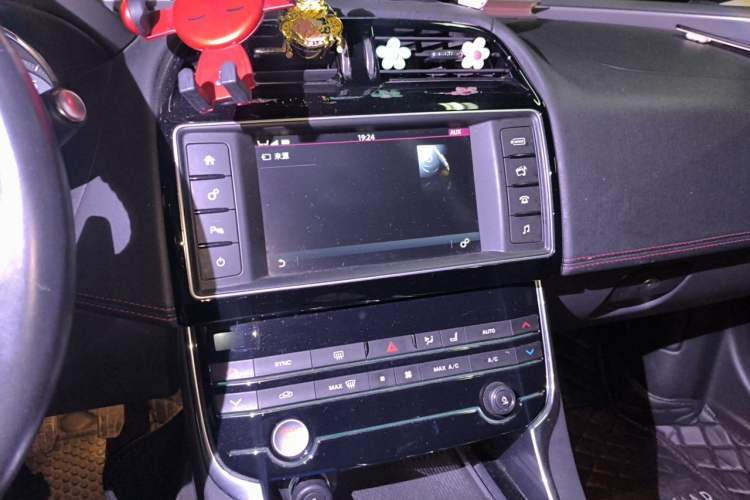 Used Jaguar XE 2015 2.0T 200 PS R-Sport Audio And AC Panel