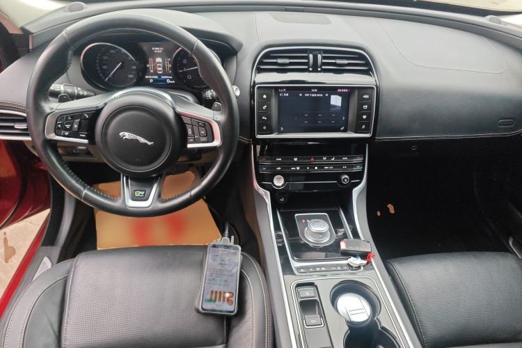 Used Jaguar XE 2015 2.0T 200 PS R-Sport Center Console