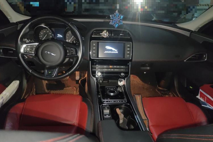 Used Jaguar XE 2015 2.0T 200 PS R-Sport Center Console