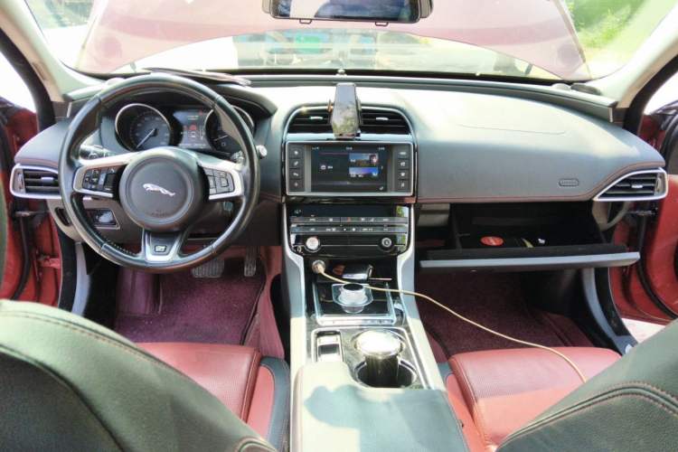 Used Jaguar XE 2015 2.0T 200 PS R-Sport Center Console