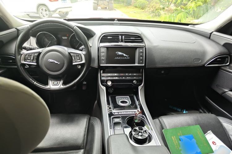 Used Jaguar XE 2015 2.0T 200 PS R-Sport Center Console
