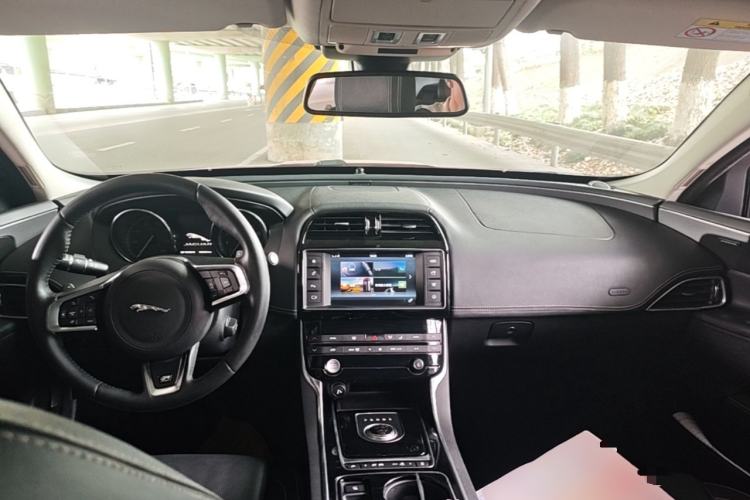 Used Jaguar XE 2015 2.0T 240 PS R-Sport Center Console