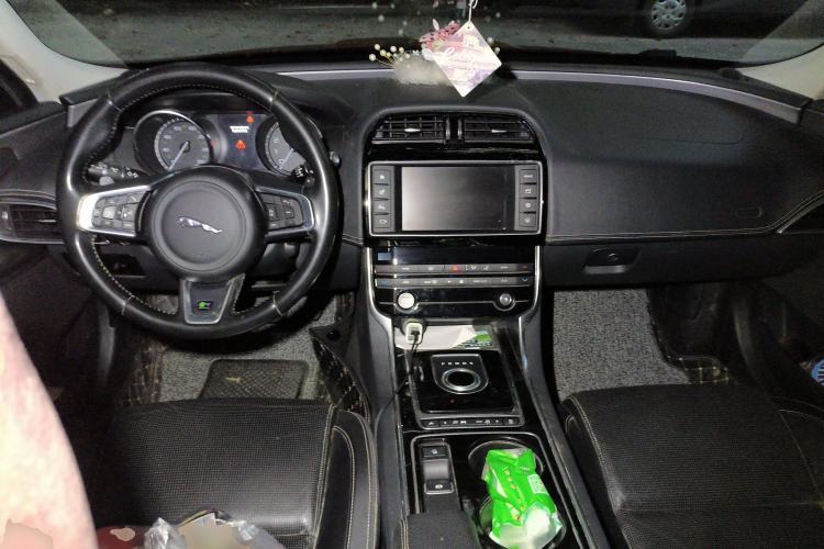 Used Jaguar XE 2015 2.0T 240 PS R-Sport Center Console