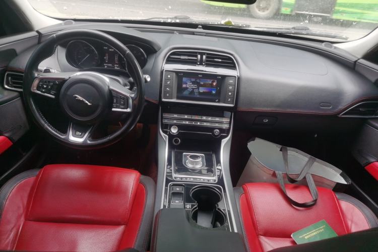 Used Jaguar XE 2015 2.0T 200 PS R-Sport Center Console