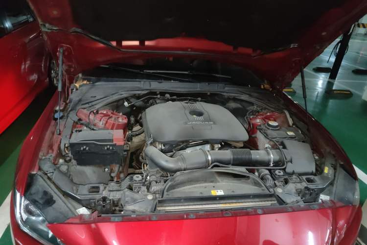 Used Jaguar XE 2015 2.0T 200 PS R-Sport Engine Bay