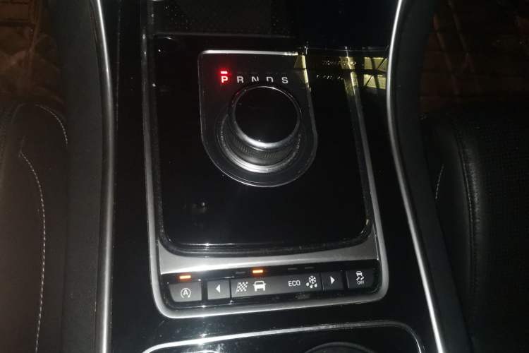Used Jaguar XE 2015 2.0T 200 PS R-Sport Gear Lever