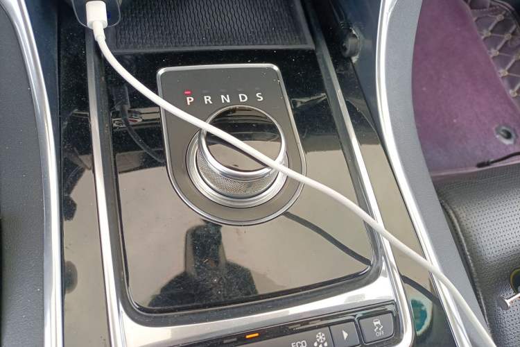Used Jaguar XE 2015 2.0T 200 PS R-Sport Gear Lever