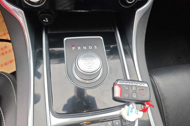 Used Jaguar XE 2015 2.0T 200 PS R-Sport Gear Lever