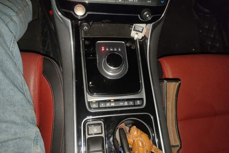 Used Jaguar XE 2015 2.0T 200 PS R-Sport Gear Lever