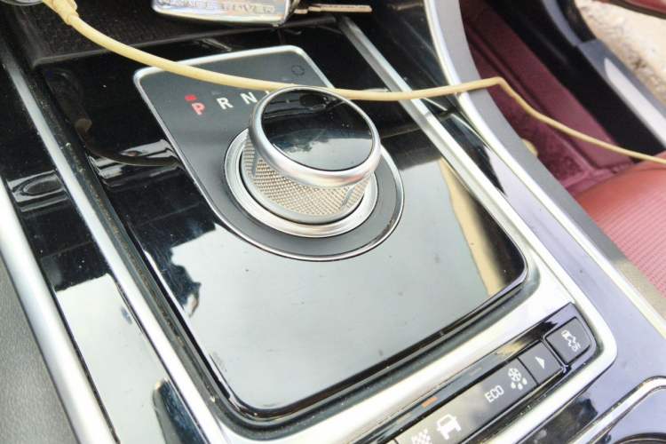 Used Jaguar XE 2015 2.0T 200 PS R-Sport Gear Lever