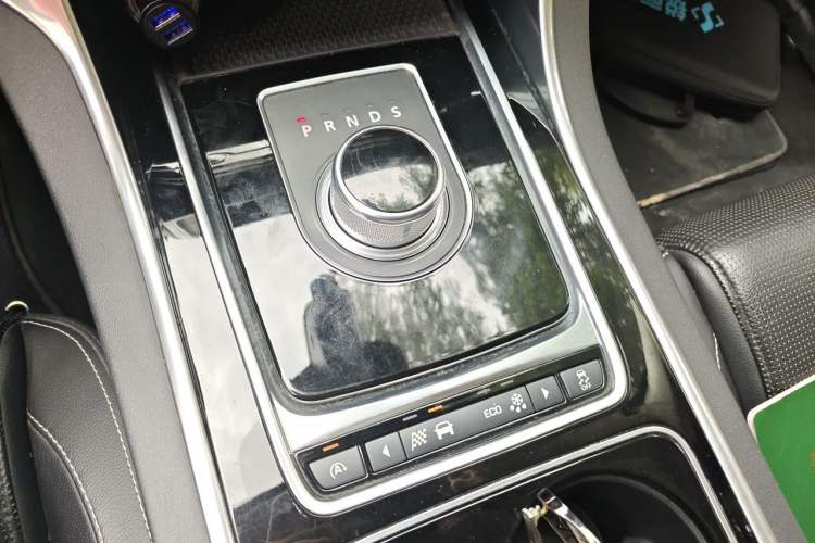 Used Jaguar XE 2015 2.0T 200 PS R-Sport Gear Lever