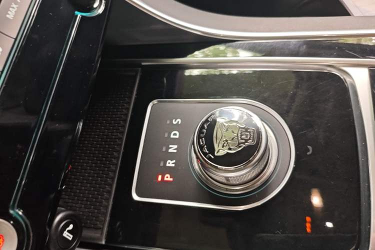 Used Jaguar XE 2015 2.0T 240 PS R-Sport Gear Lever
