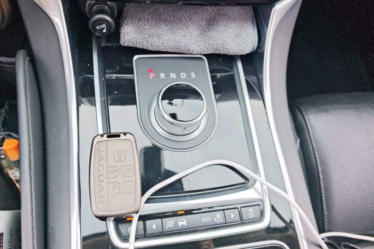 Used Jaguar XE 2015 2.0T 200 PS R-Sport Gear Lever