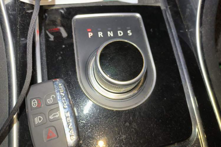 Used Jaguar XE 2015 2.0T 240 PS R-Sport Gear Lever