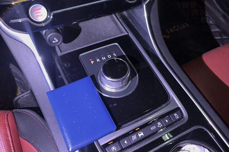 Used Jaguar XE 2015 2.0T 200 PS R-Sport Gear Lever
