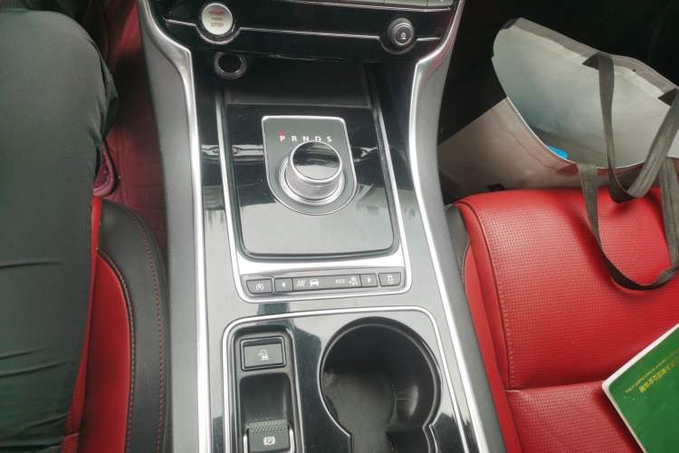 Used Jaguar XE 2015 2.0T 200 PS R-Sport Gear Lever