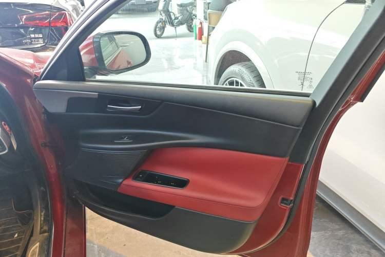 Used Jaguar XE 2015 2.0T 200 PS R-Sport Interior 1