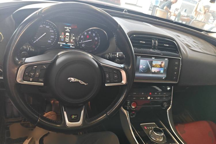 Used Jaguar XE 2015 2.0T 200 PS R-Sport Interior 3