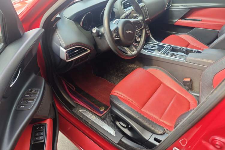 Used Jaguar XE 2015 2.0T 200 PS R-Sport Interior 4
