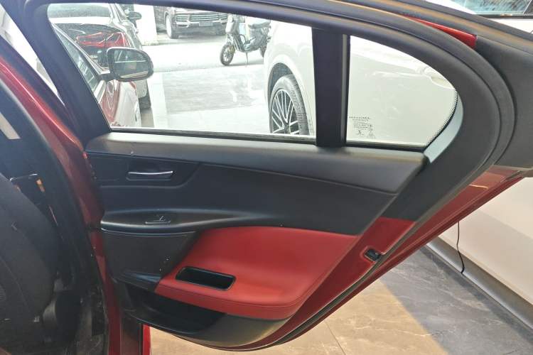 Used Jaguar XE 2015 2.0T 200 PS R-Sport Interior 4